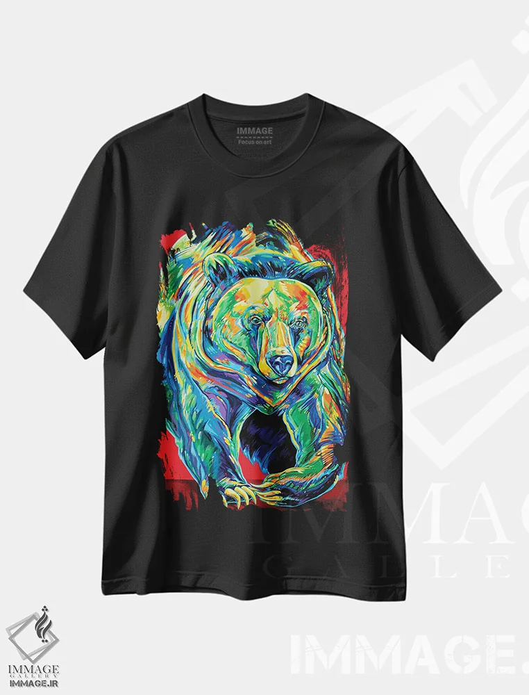 تیشرت مشکی طرح دار خرس گریزلی در حرکت، دکور کلبه و لژ اثر دریک هیگینز | فروشگاه ایماژ