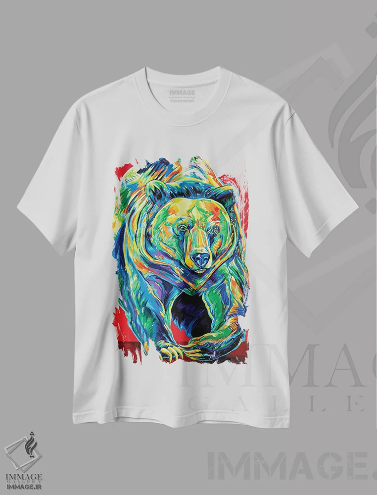 تیشرت سفید طرح دار خرس گریزلی در حرکت، دکور کلبه و لژ اثر دریک هیگینز | immage.ir