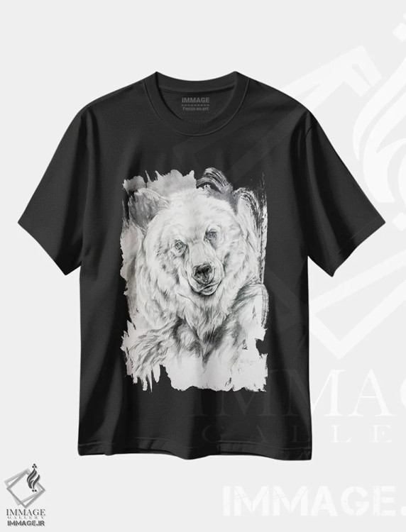 تیشرت مشکی طرح دار طرح خرس گریزلی، دکور کلبه و لژ اثر دریک هیگینز | immage.ir
