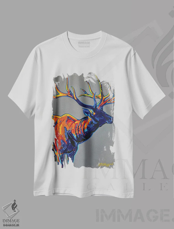 تیشرت سفید طرح دار در سایه ها، دکور کلبه و لژ اثر دریک هیگینز | immage.ir
