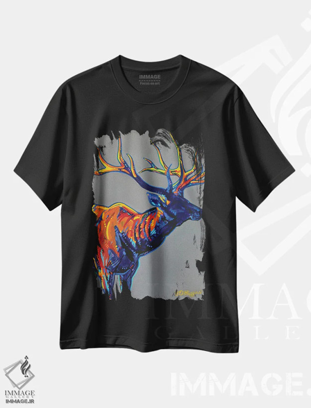 تیشرت مشکی طرح دار در سایه ها، دکور کلبه و لژ اثر دریک هیگینز | فروشگاه ایماژ