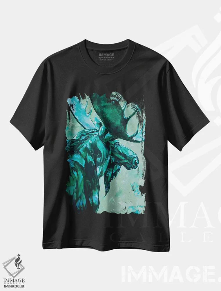 تیشرت مشکی طرح دار گوزن شمالی یشمی، دکور کلبه و لژ اثر دریک هیگینز | immage.ir