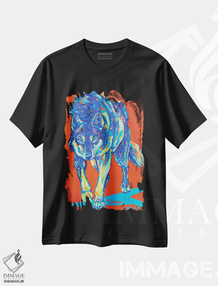 تیشرت مشکی طرح دار گرگ خاکستری کوتنی، دکور کلبه و لژ اثر دریک هیگینز | immage.ir