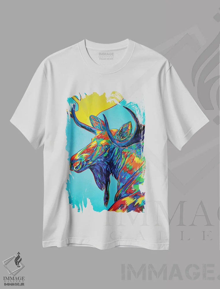 تیشرت سفید طرح دار نگاه به گذشته، دکور کلبه و لژ اثر دریک هیگینز | immage.ir