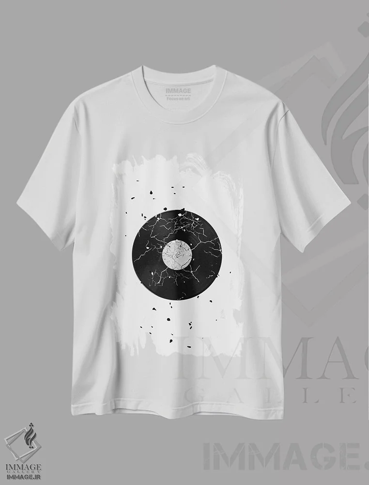 تیشرت سفید طرح دار صفحه شکسته، دکوراسیون جایگزین اثر پیج ترنر | immage.ir