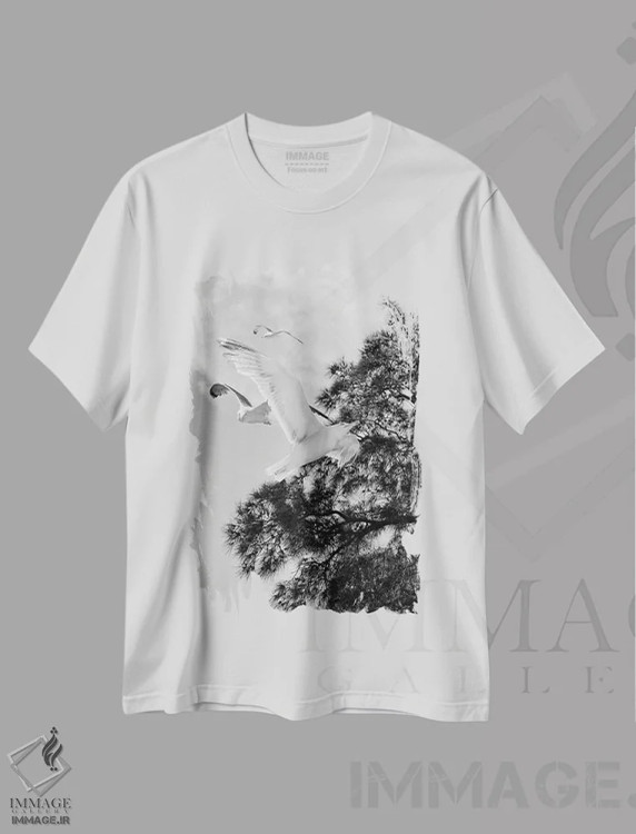 تیشرت سفید طرح دار پرواز مرغ های دریایی با سیلوئت درخت، عکاسی سیاه و سفید اثر پیج ترنر | فروشگاه ایماژ