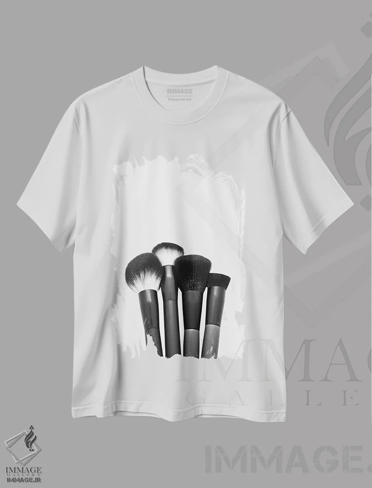 تیشرت سفید طرح دار قلم موهای آرایش سیاه و سفید، عکاسی سیاه و سفید اثر پیج ترنر | فروشگاه ایماژ