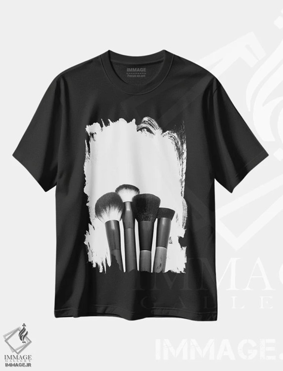 تیشرت مشکی طرح دار قلم موهای آرایش سیاه و سفید، عکاسی سیاه و سفید اثر پیج ترنر | immage.ir