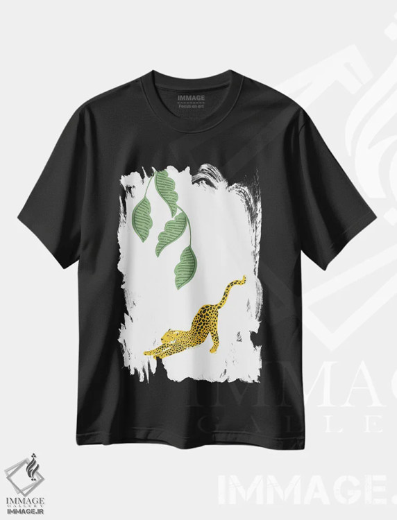تیشرت مشکی طرح دار پلنگ قدیمی که زیر برگ های جنگل کش و قوس می آید، تزئینی اثر پیج ترنر | فروشگاه ایماژ