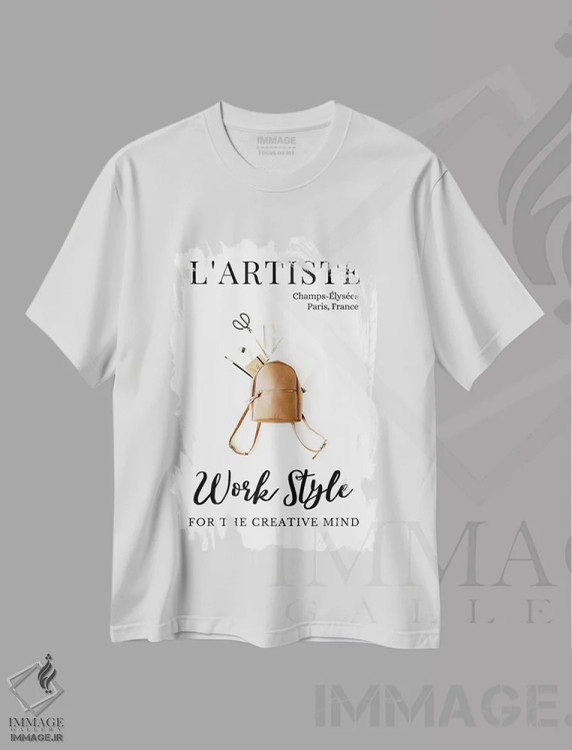 تیشرت سفید طرح دار طرح جلد مجله هنری فرانسوی لارتیست با کوله پشتی، هنر دیجیتال اثر پیج ترنر | immage.ir
