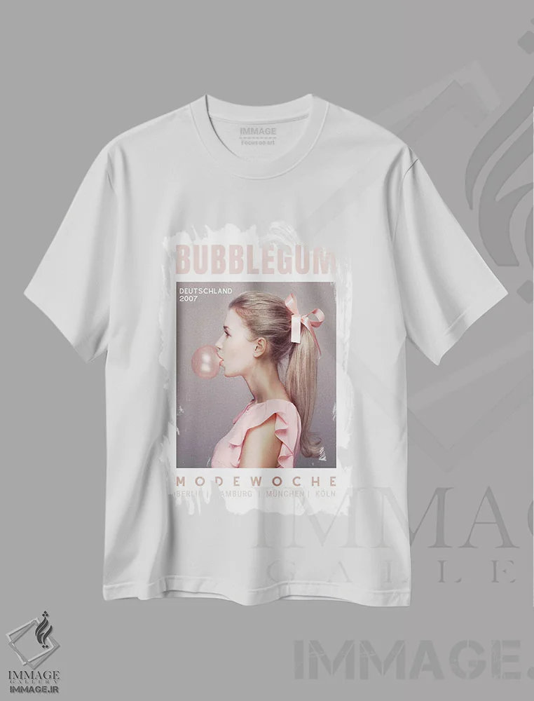 تیشرت سفید طرح دار جلد مجله آلمانی صورتی آدامسی با تصویر دختر با دم اسبی، باربیکور اثر پیج ترنر | فروشگاه ایماژ