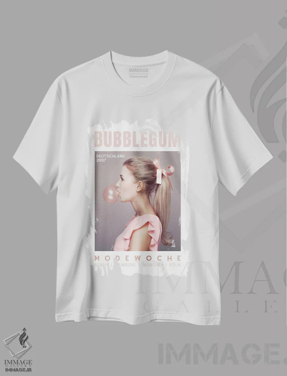 تیشرت سفید طرح دار جلد مجله آلمانی صورتی آدامسی با تصویر دختر با دم اسبی، باربیکور اثر پیج ترنر | فروشگاه ایماژ