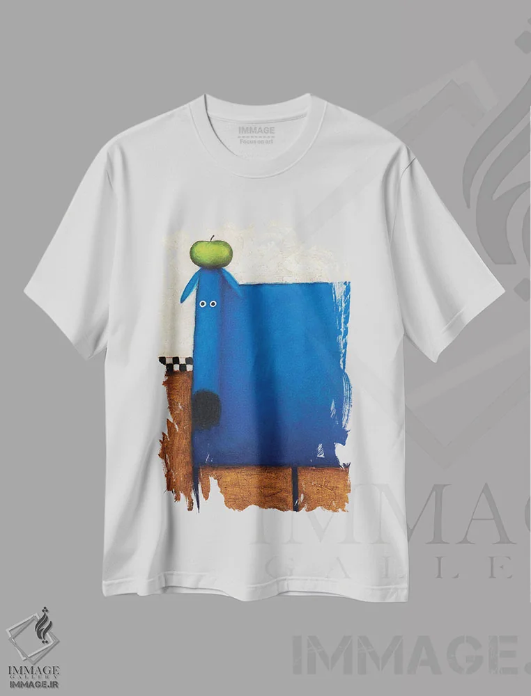 تیشرت سفید طرح دار سگ آبی با سیب، هنر فاخر معاصر اثر دنیل پاتریک کس لر | immage.ir