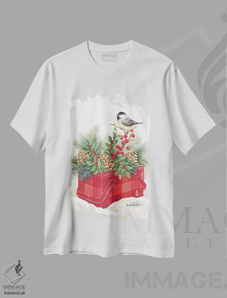تیشرت سفید طرح دار قوطی فلزی قدیمی کلبه ی کریسمس، دکور تعطیلات اثر دایان کاتر | immage.ir