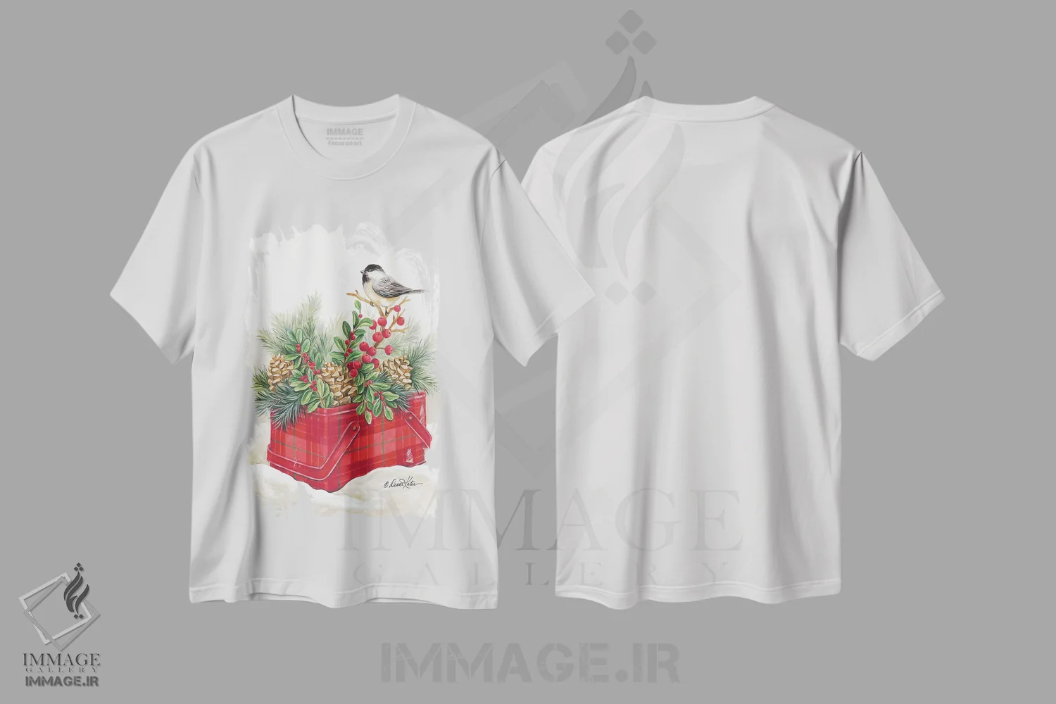 تیشرت سفید طرح دار قوطی فلزی قدیمی کلبه ی کریسمس، دکور تعطیلات اثر دایان کاتر | immage.ir