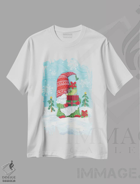 تیشرت سفید طرح دار جن کوتوله با هدیه ها، دکور تعطیلات اثر دایان کاتر | immage.ir