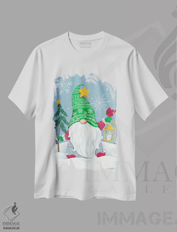 تیشرت سفید طرح دار کوتوله برفی با فانوس، دکور تعطیلات اثر دایان کاتر | immage.ir