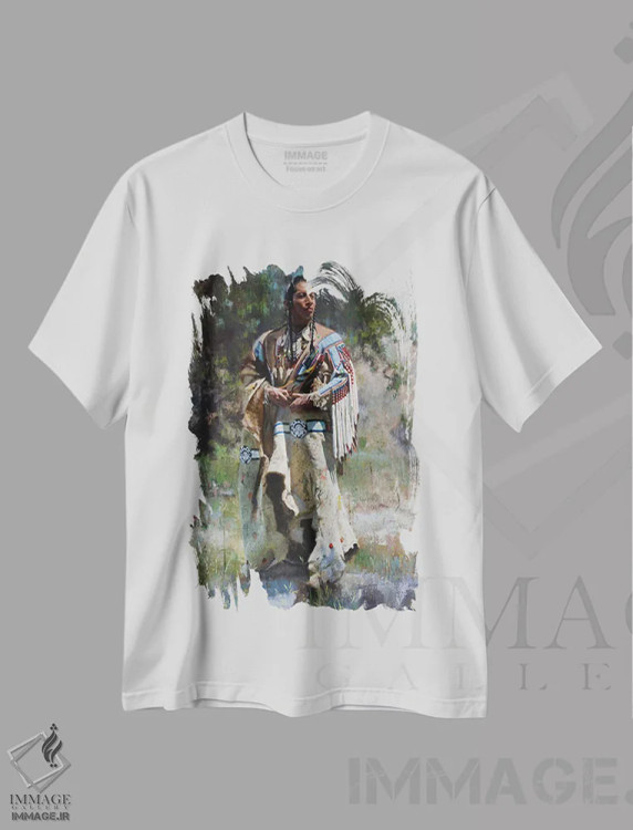 تیشرت سفید طرح دار لباس باشکوه او، تزئینی اثر دیوید ادوارد کوسرا | immage.ir