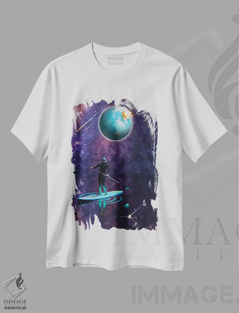 تیشرت سفید طرح دار پارو زدن زیر نور ماه، هنر فاخر معاصر اثر دیوید لوبلاو | immage.ir