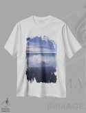 تیشرت سفید طرح دار ساحل یخی، مدیوم اثر داستین لِفور | immage.ir