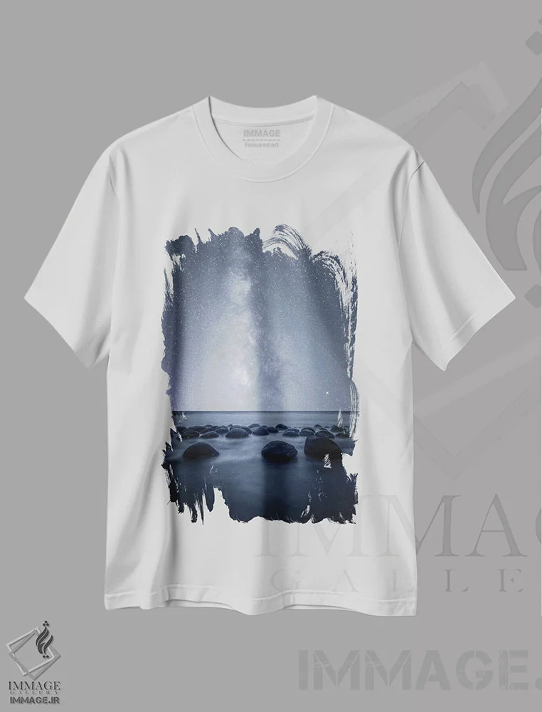 تیشرت سفید طرح دار توده های سپتاریان، مدیوم اثر داستین لِفور | فروشگاه ایماژ