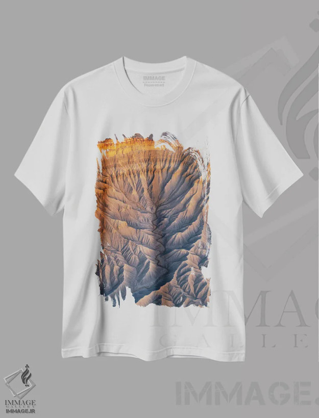 تیشرت سفید طرح دار تپه قیفی شکل، عکاسی هوایی اثر داستین لِفور | فروشگاه ایماژ