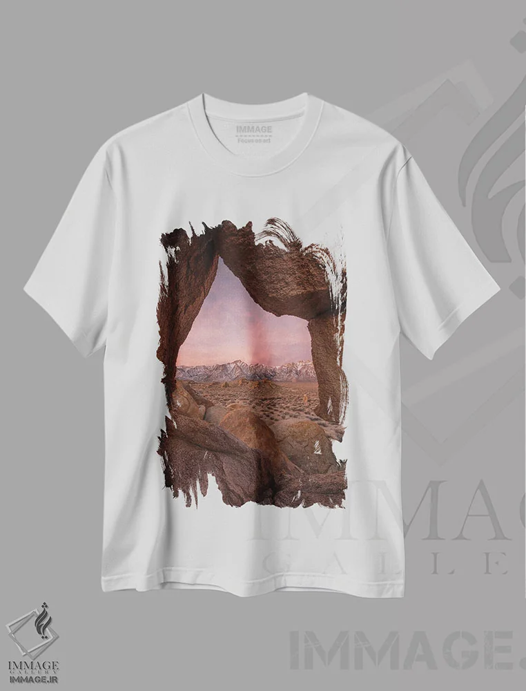 تیشرت سفید طرح دار دنیای گمشده، مدیوم اثر داستین لِفور | immage.ir