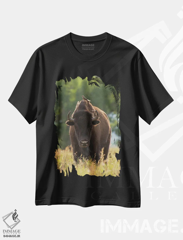 تیشرت مشکی طرح دار نشسته، مدیوم اثر داستین لِفور | immage.ir