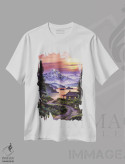 تیشرت سفید طرح دار کلبه کنار دریاچه، دکور کلبه و لژ اثر دیوید لوید گلوور | immage.ir