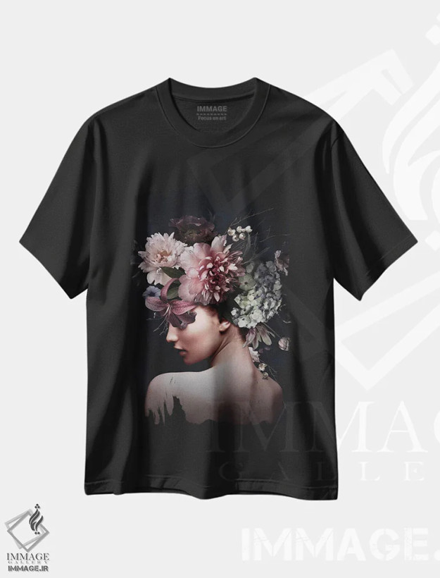 تیشرت مشکی طرح دار زنِ گلدار V، دکور معاصر اثر دانیلو د آلکساندریا | فروشگاه ایماژ
