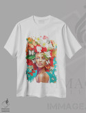 تیشرت سفید طرح دار زن با گل ها و پروانه های رنگارنگ، تزئینی اثر دانیلو د آلکساندریا | immage.ir