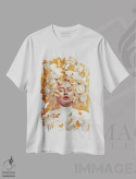 تیشرت سفید طرح دار زن با گل ها و پروانه های زرد، هنر دیجیتال اثر دانیلو د آلکساندریا | immage.ir