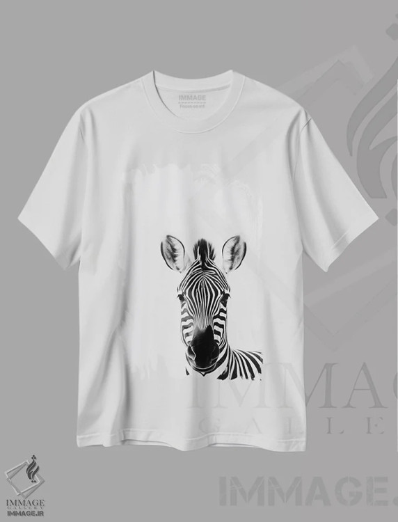 تیشرت سفید طرح دار گورخر به سبک مینیمالیستی، عکاسی سیاه و سفید اثر دانیلو د آلکساندریا | immage.ir
