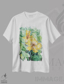 تیشرت سفید طرح دار گل های هیبیسکوس گرمسیری، دکور معاصر اثر درک مک کری | immage.ir