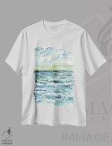 تیشرت سفید طرح دار چشم انداز دریا با موج ها، دکور ساحلی اثر درک مک کری | فروشگاه ایماژ