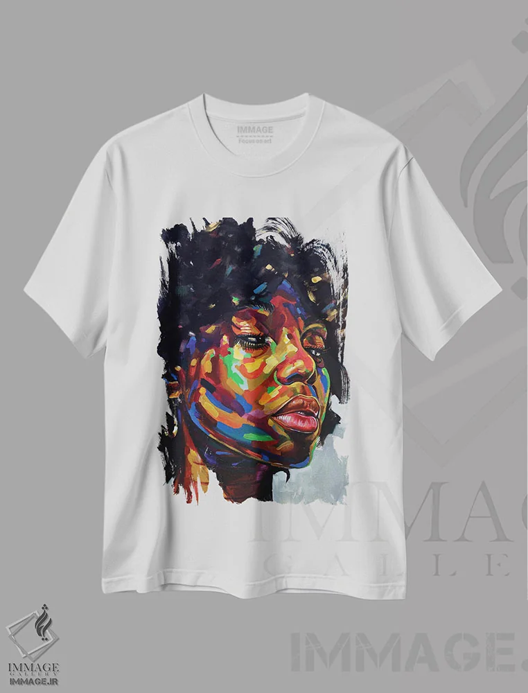 تیشرت سفید طرح دار آزاد اما گرسنه III، هنر آمریکایی آفریقایی تبار اثر دامولا آیگبایو | فروشگاه ایماژ