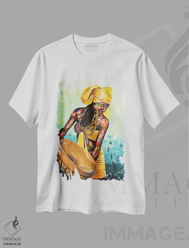 تیشرت سفید طرح دار مراقب، دکور آفریقایی اثر دامولا آیگبایو | فروشگاه ایماژ