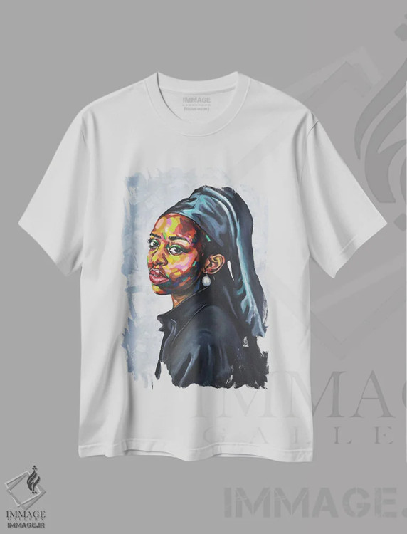 تیشرت سفید طرح دار دختر با گوشواره مروارید، هنر آمریکایی آفریقایی تبار اثر دامولا آیگبایو | immage.ir