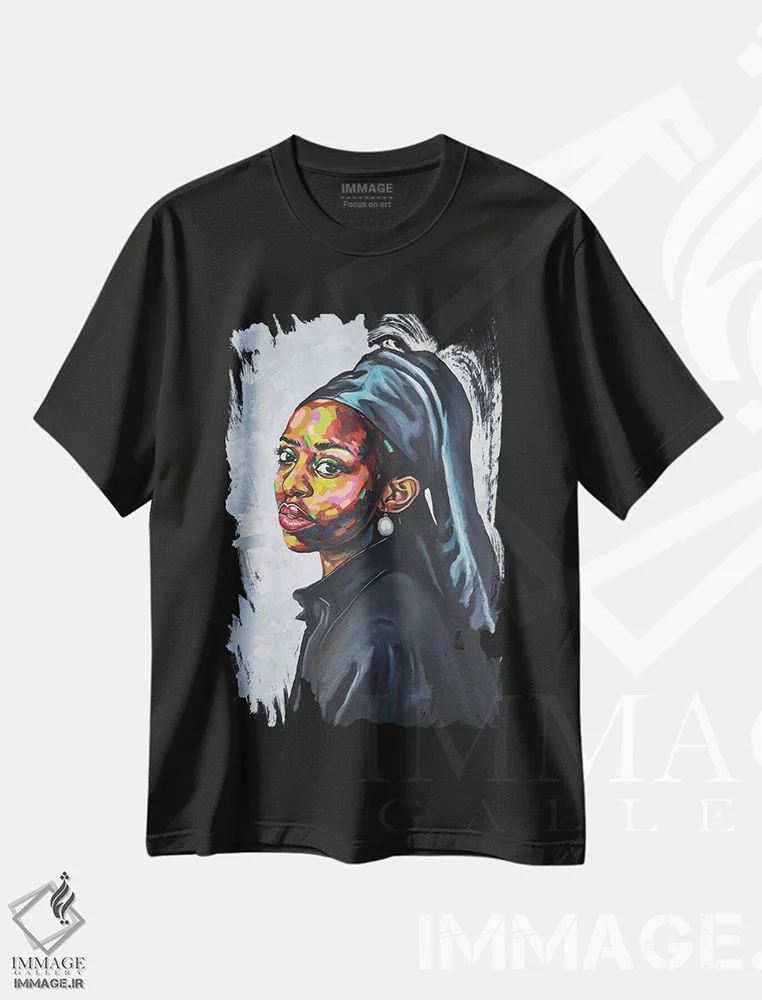 تیشرت مشکی طرح دار دختر با گوشواره مروارید، هنر آمریکایی آفریقایی تبار اثر دامولا آیگبایو | فروشگاه ایماژ