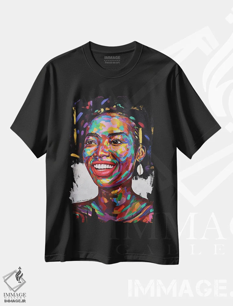 تیشرت مشکی طرح دار شکوه زنانگی II، هنر آمریکایی آفریقایی تبار اثر دامولا آیگبایو | immage.ir