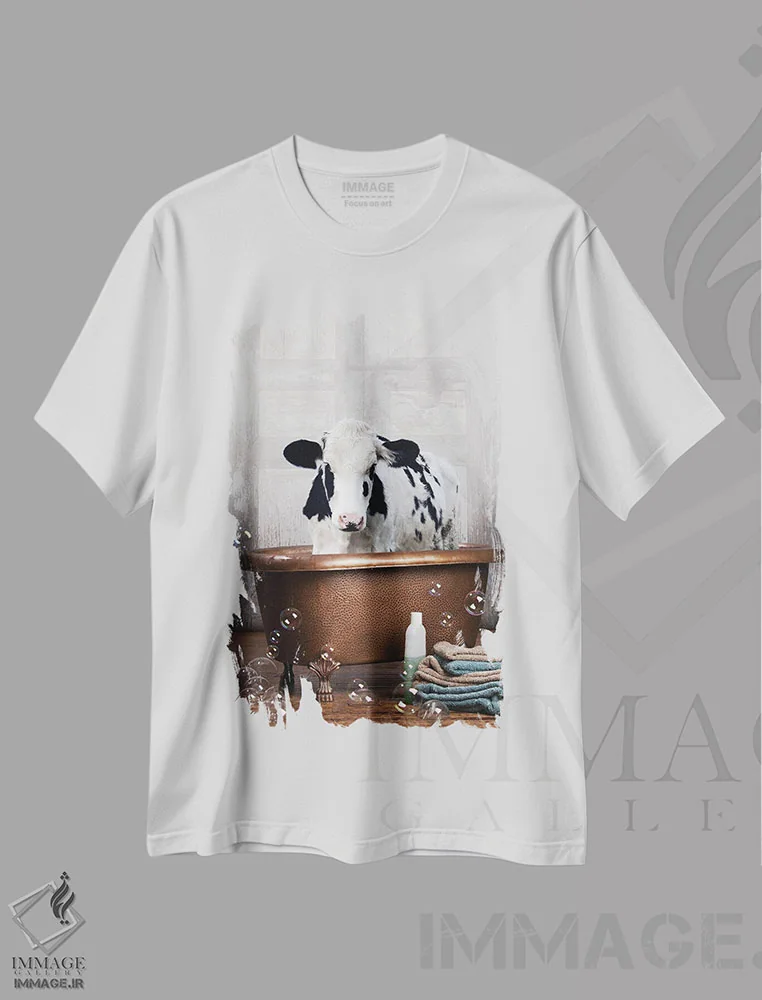 تیشرت سفید طرح دار گاو در وان حمام، هنر دیجیتال اثر دومونیک براون | فروشگاه ایماژ