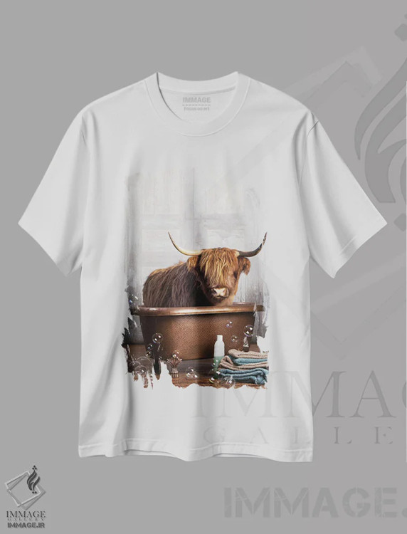 تیشرت سفید طرح دار گاو کوهی در وان حمام، دکور روستایی اثر دومونیک براون | فروشگاه ایماژ
