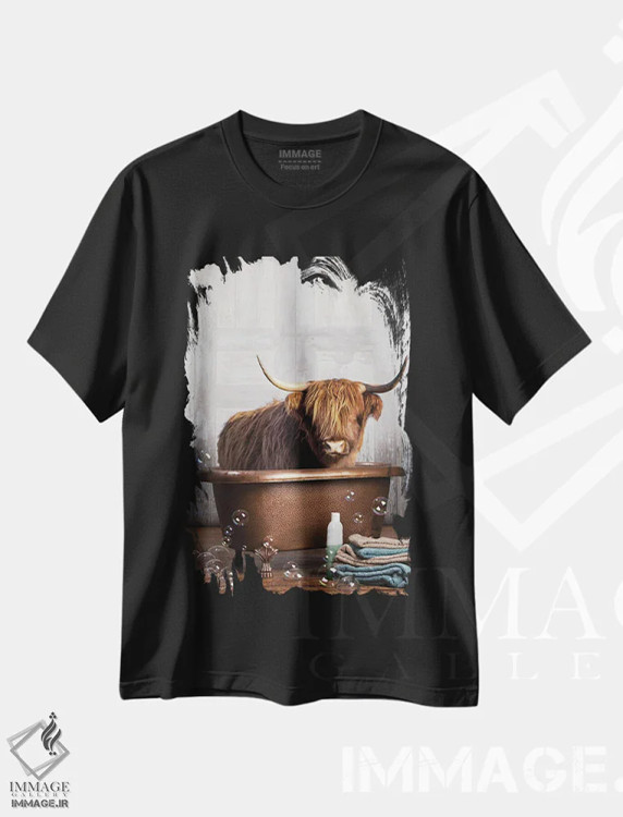 تیشرت مشکی طرح دار گاو کوهی در وان حمام، دکور روستایی اثر دومونیک براون | immage.ir