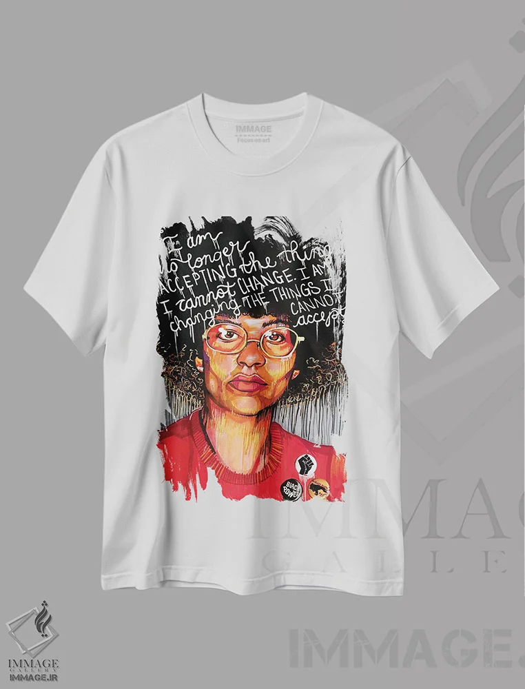 تیشرت سفید طرح دار آنجلا دیویس، هنر آمریکایی آفریقایی تبار اثر دومونیک براون | فروشگاه ایماژ