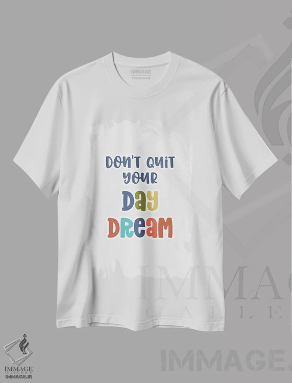 تیشرت سفید طرح دار رویای روزانه، تایپوگرافی اثر دلورس ناسکرنت | immage.ir