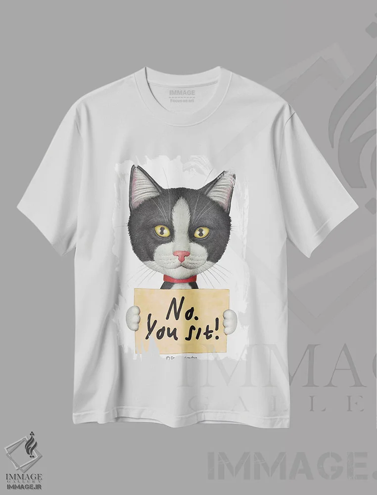 تیشرت سفید طرح دار گربه تاکسیدو، بنشین!، تزئینی اثر دنی گوردون | immage.ir