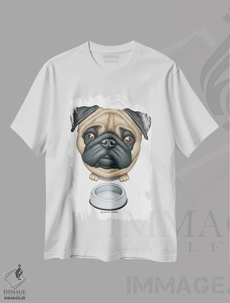 تیشرت سفید طرح دار پاگ کنار کاسهٔ غذا، تزئینی اثر دنی گوردون | فروشگاه ایماژ
