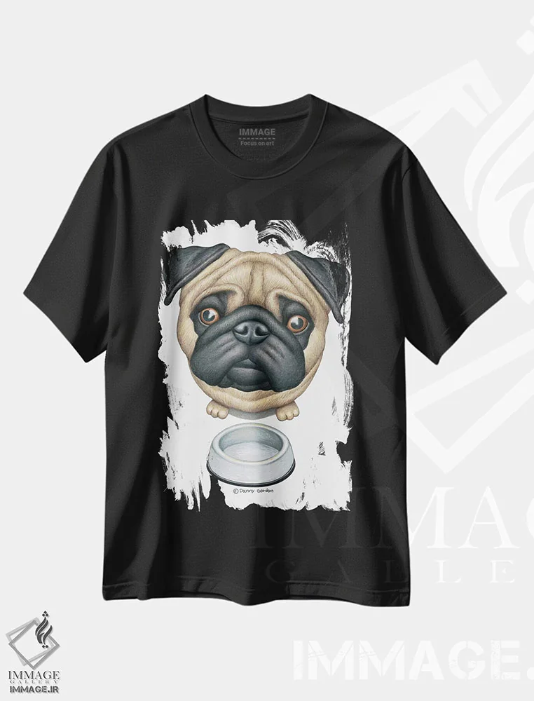 تیشرت مشکی طرح دار پاگ کنار کاسهٔ غذا، تزئینی اثر دنی گوردون | immage.ir