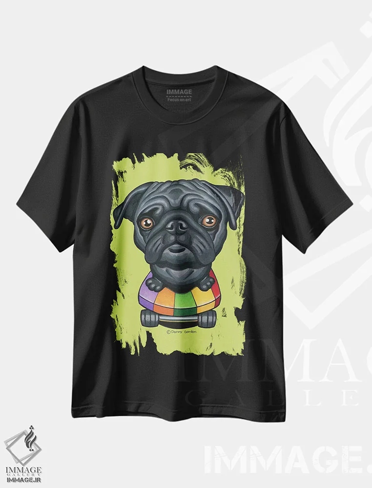 تیشرت مشکی طرح دار پاگ با اسکیت بورد راه راه لیمویی، تزئینی اثر دنی گوردون | immage.ir