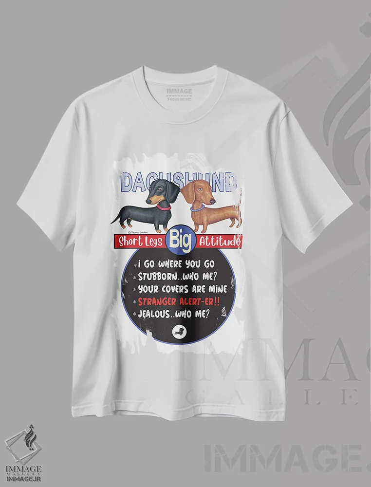 تیشرت سفید طرح دار دو داشهوند ایستاده، هنر دیجیتال اثر دنی گوردون | فروشگاه ایماژ